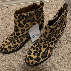 Aqua college women’s Nancy suede Leopard suede ankle fashion boots size 8